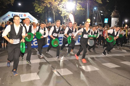 Kaffeehaus-Kellner beim Laufen
