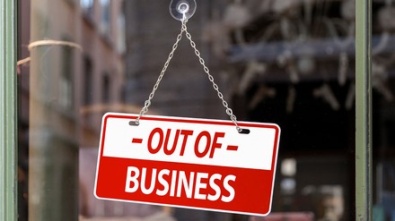 Schild das über Geschäftsaufgabe informiert