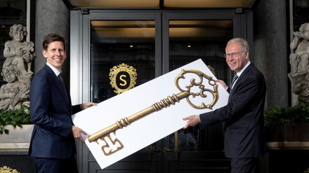 Symbolische Schlüsselübergabe von Reiner Heilmann an Andreas Keese vor dem Hotel Sacher Wien.
