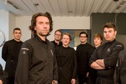 Markus Mraz (im Bild vorne, mit einem Teil seines Teams)