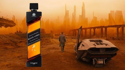 Eine Filmszene aus Blade Runner, davor eine Flasche Jonnie Walker Black Label