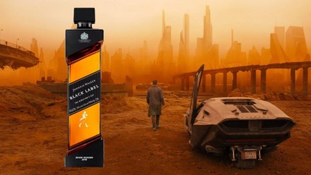 Eine Filmszene aus Blade Runner, davor eine Flasche Jonnie Walker Black Label
