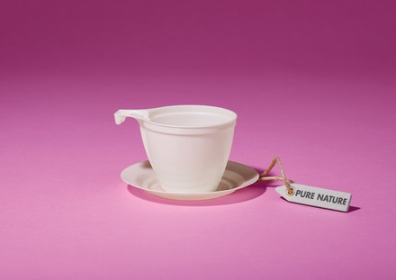 Kaffeetasse aus Plastik mit Etikett