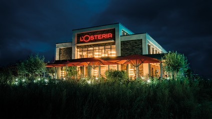 Außenansicht L'Osteria bei Nacht
