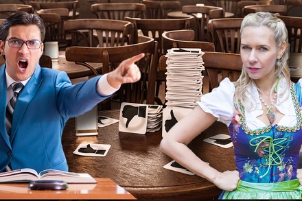 Ein streitendes Paar vor einem Stapel Bierdeckel