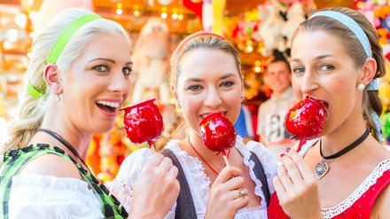 Besucherinnen auf dem Oktoberfest