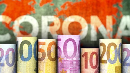 Eingerollte Geldscheine vor der Aufschrift „Corona“