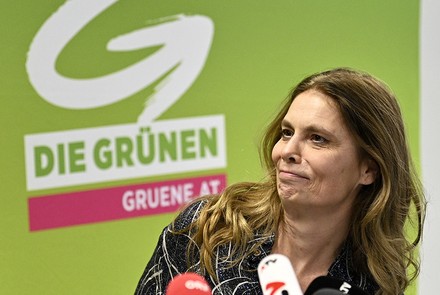 Sarah Wiener vor einem Grünen-Plakat