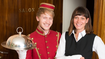 Junge Auszubildende im Hotel