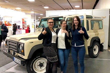 Auch junge Mitarbeiter aus der Hotellerie und verwandten Berufsfeldern sind bei den „Trophy Talks“ bereits zu Wort gekommen. Der Grundtenor: Die Branche ist spannend und abwechslungsreich! (© FJH)
Drei junge Damen vor einem Landrover