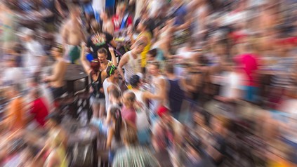 Ein Menschenauflauf in einer Kneipe