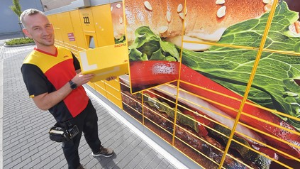 DHL-Packstation vor "Burger King"-Restaurant in Gütersloh