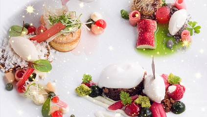 Drei edle Dessert-Gerichte auf Tellern