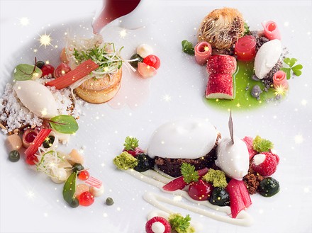 Drei edle Dessert-Gerichte auf Tellern