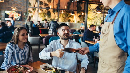 Gäste bezahlen im Restaurant