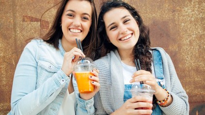 2 Mädchen mit Limonadenbecher