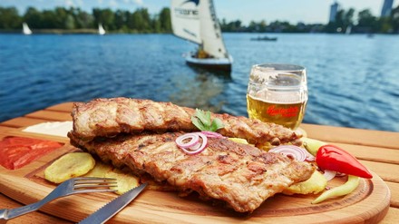 Spareribs und ein Bier am Ufer der Alten Donau