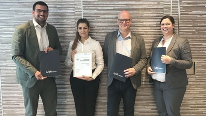 Thomas Wacker mit den Kooperationspartnern der IUBH Internationale Hochschule und einer der dualen Studenten
