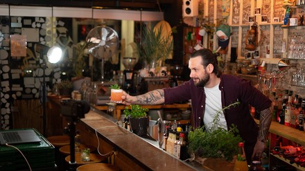 Bartender mixt Cocktails im Live-Videostream