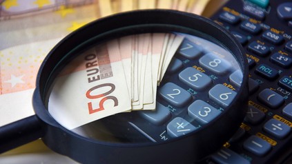 Ein Packen Geld auf einem Taschenrechner