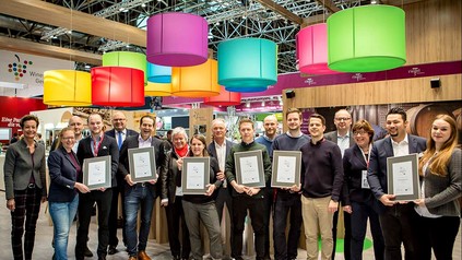 Eine Gruppe Gewinner mit Urkunden in der Hand