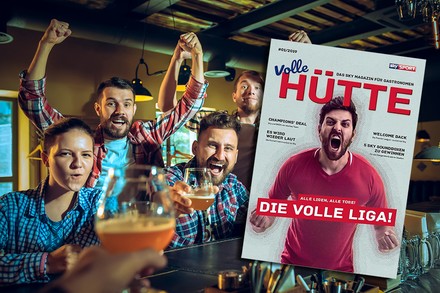 Jubelnde Gäste in einer Sportsbar