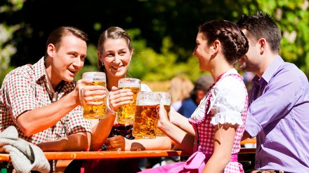 Menschen in einem Biergarten