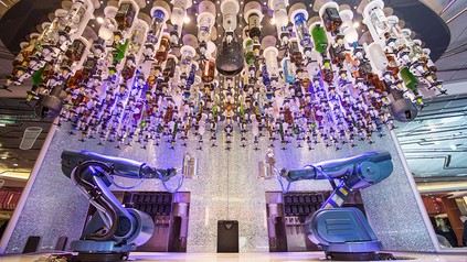 Zwei Roboter-Barkeeper bei der Arbeit