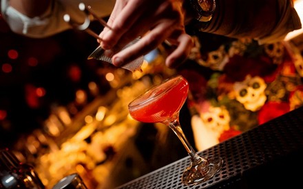 Ein Cocktail in einer Bar wird eingeschenkt.