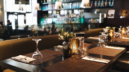 Leeres Restaurant mit gedeckten Tischen