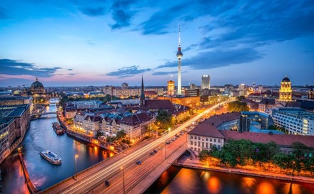 Berlin Mitte Skyline bei Nacht mit Fernsehturm und Blick über die Spree