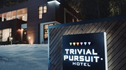 Ein Hotelschild: "Trivial Pursuit Hotel"