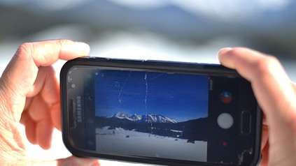 Ein Foto vom Gebirge in einem Handy