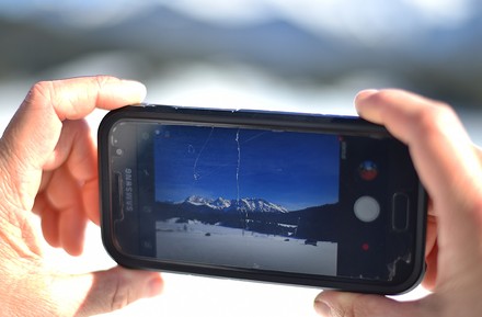 Ein Foto vom Gebirge in einem Handy