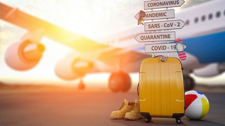 Impfvorschriften rechtfertigen keinen Preisnachlass bei Pauschalreise. (Foto: © Maksym Yemelyanov/stock.adobe.com)
Koffer vor einem Flugzeug