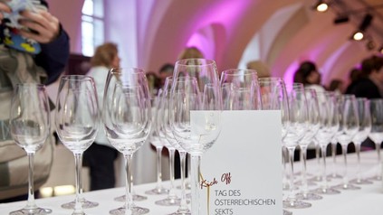 Leere Sektgläser auf Tisch
