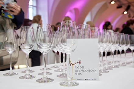 Leere Sektgläser auf Tisch