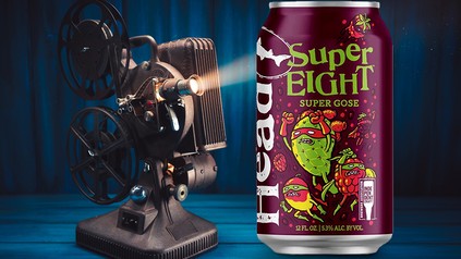 Ein Filmprojektor neben einer Dose Bier