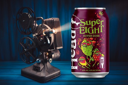 Ein Filmprojektor neben einer Dose Bier