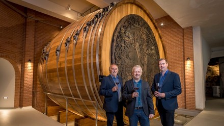 Kellerleiter Michael Rethaller (m.) mit seinem Vorgänger Ernest Grossauer (l.) und Norbert Gutmayer, dem Gutsverwalter des Schlossweinguts Souveräner Malteser Ritterorden in Mailberg vor dem neu aufgebauten 1000-Eimerfass.