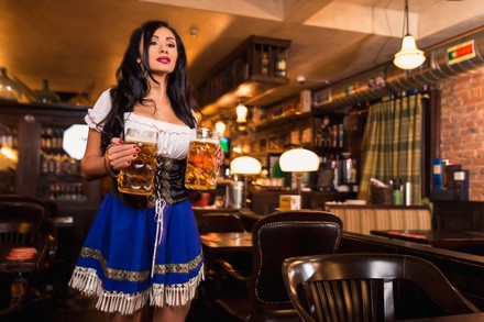 Kellnerin in Dirndl mit zwei Maßkrügen