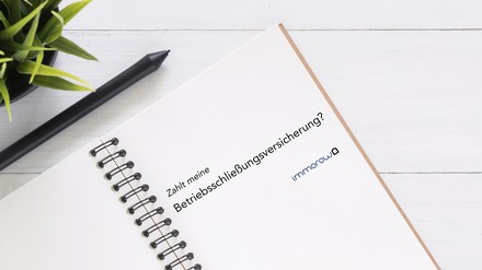 (© borgmeier.de)
versicherungspapiere auf einem Tisch