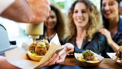 Gäste an einem foodtruck