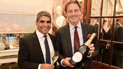 Sezai Özkan (Laurent-Perrier) und Importeur Ernst Polsterer-Kattus (r.) präsentierten die jüngsten Top-Cuveés aus dem Hause Laurent-Perrier
