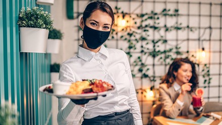 Junge Servicekraft präsentiert volles Tablet