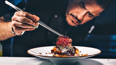 Ein Chefkoch in einem Spitzenrestaurant