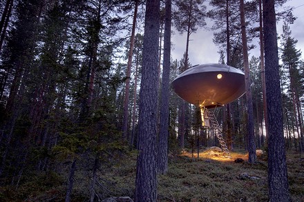 Ein Baumhaus, das wie ein Ufo aussieht