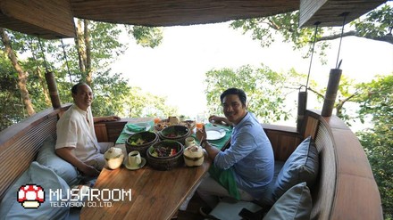 Zwei Männer am Esstisch in Thailand