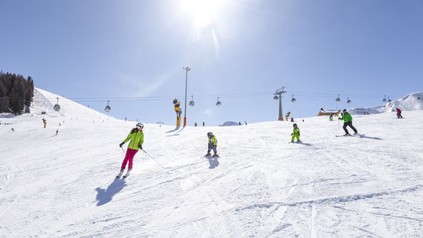 Ein gut besuchtes Skigebiet in Tirol