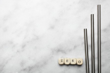 drei Strohhalme aus Metall